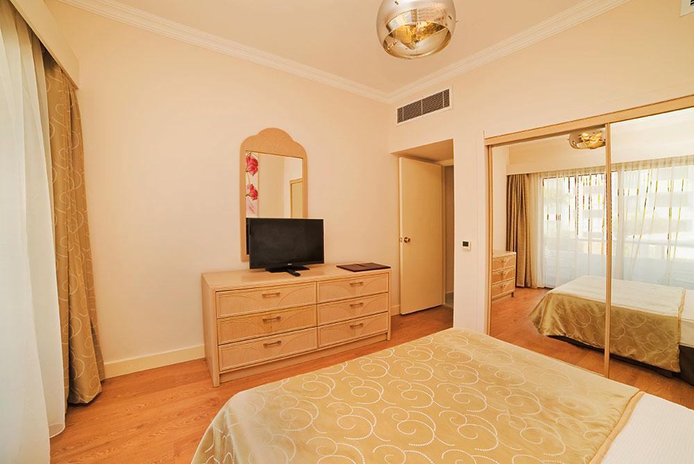 Jasmine Court Hotel & Casino Kyrenia  Exteriör bild